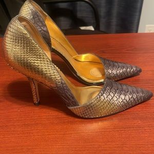 Gently used beautiful shoes. Size 10 upper leather look new